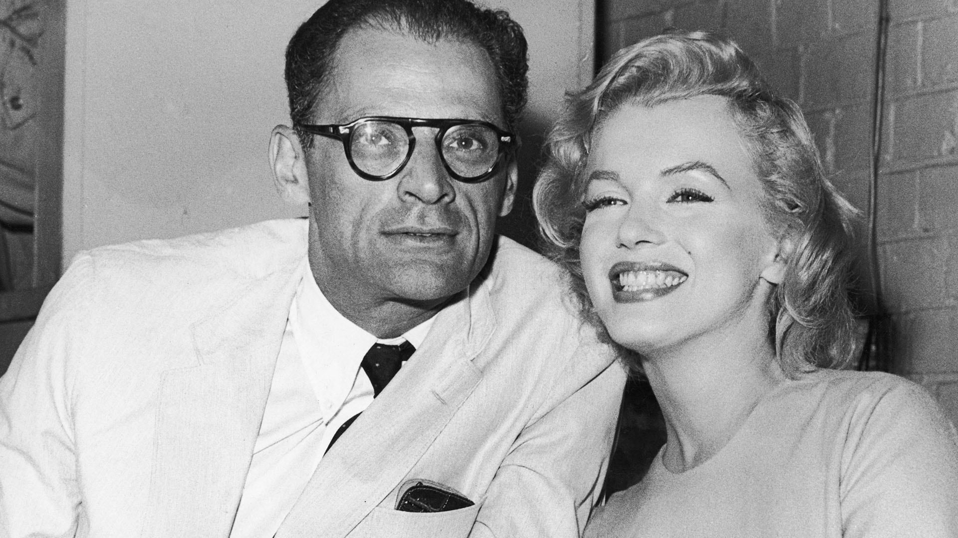 Este año es el centanario del nacimiento de Marylin Monroe. En la foto, con el dramaturgo Artjut Miller, con quien se casó. También se cumplen 70 años de esa boda (Photo by Fox Photos/Hulton Archive/Getty Images)