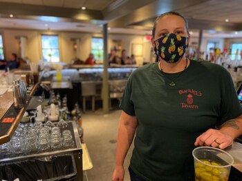 Kathy Padilla, camarera en "Buckley's