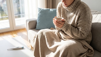 Por qué aparecen los escalofríos sin fiebre y cuándo son una señal de alarma