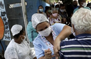 Una persona es vacunada en