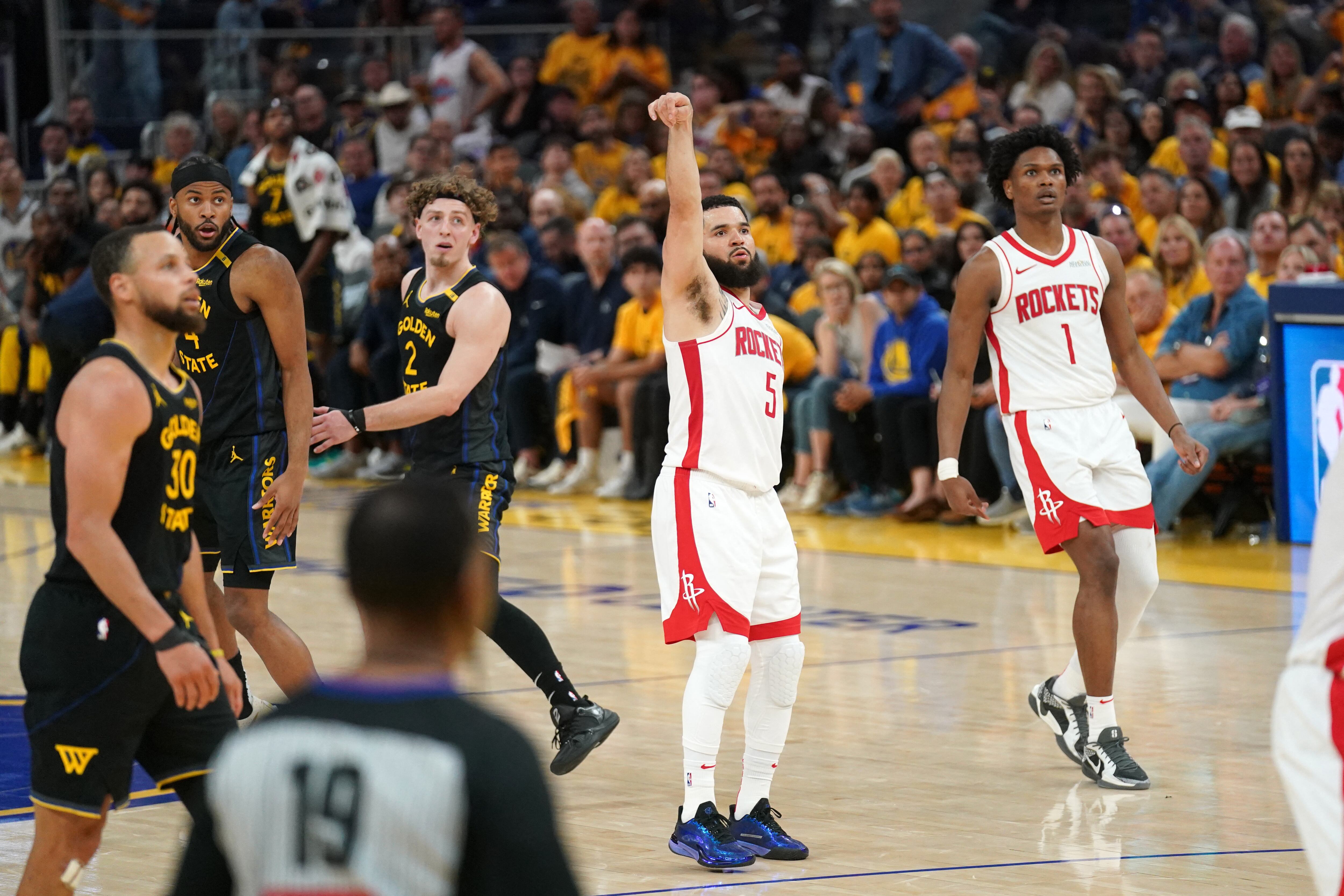 Fred VanVleet haciendo un triple frente a los Warriors en el último partido-crédito Cary Edmondson/Imagn Images