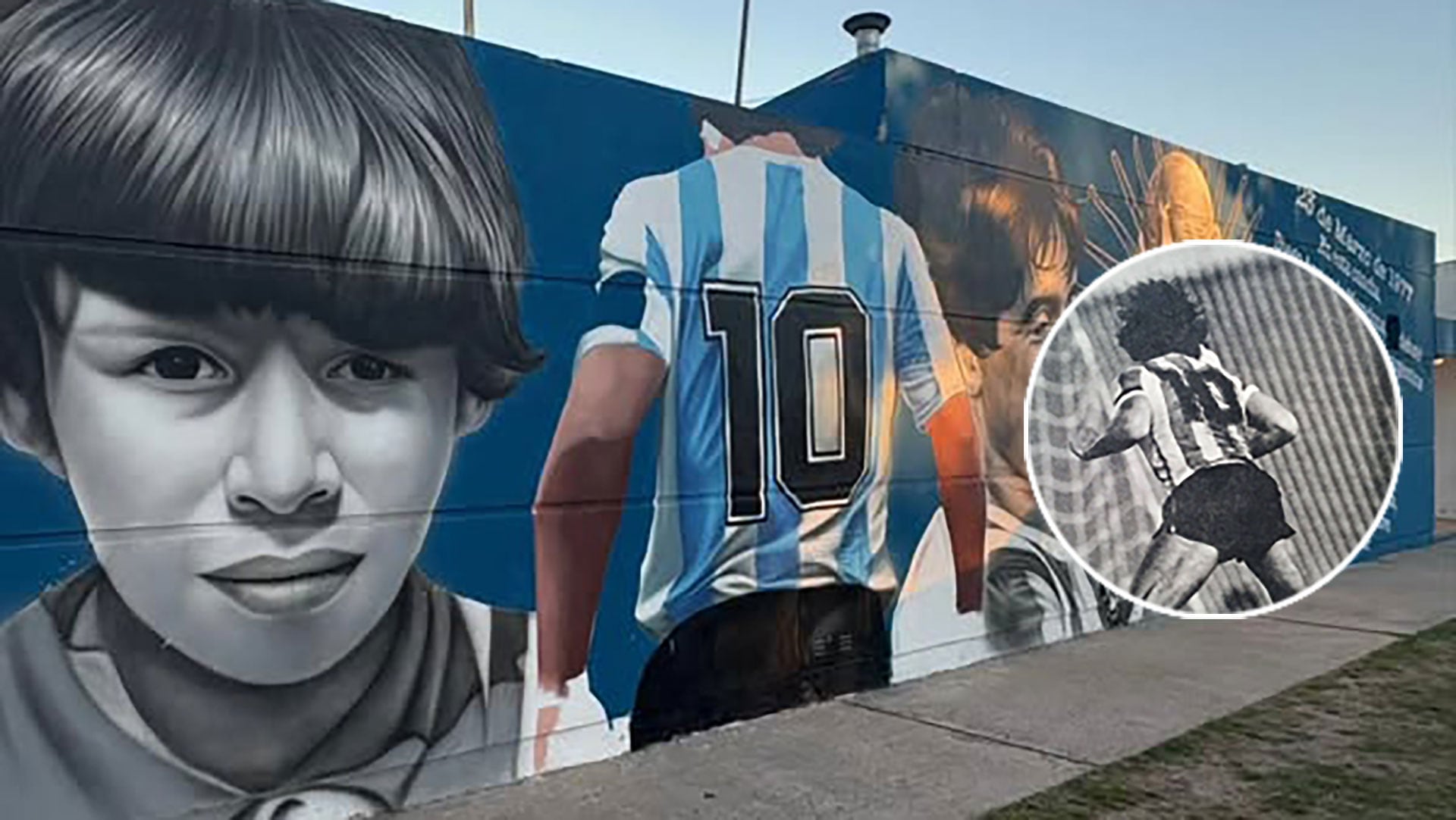 El mural en el estadio que vio el debut como titular de Maradona en la Selección y una imagen de Pelusa en sus inicios con Argentina