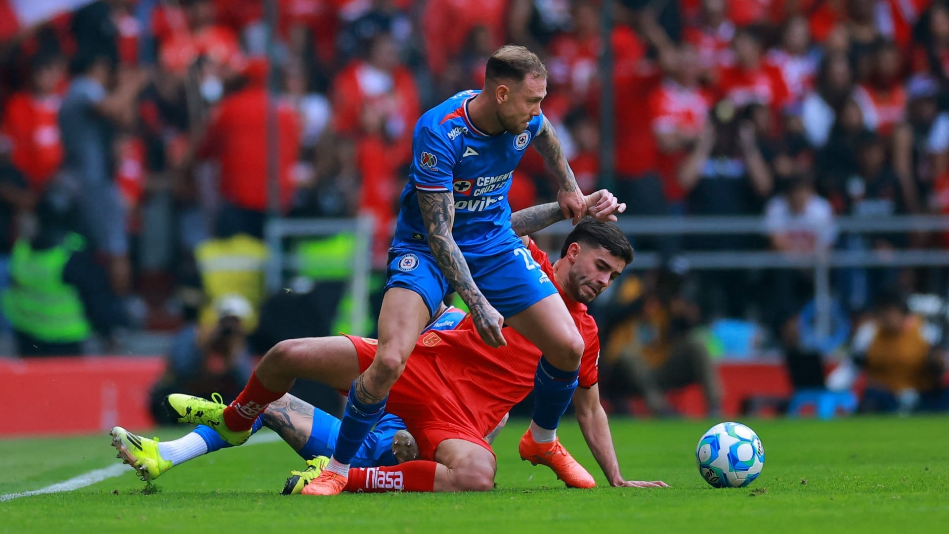 Cruz Azul y Toluca, los últimos campeones de la Liga MX futbol se enfrentan hoy por el trofeo del Campeón de Campeones 2026.(REUTERS)