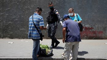 Un miembro de la policía