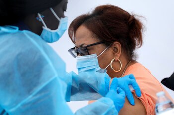 Un residente local recibe una