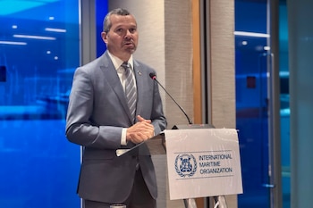 El secretario general de la Organización Marítima Internacional (OMI), Arsenio Domínguez, advirtió que la crisis en el estrecho de Ormuz mantiene a miles de tripulantes y más de 1,500 buques afectados por tensiones geopolíticas. EFE