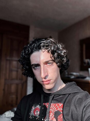 El joven es mayor por