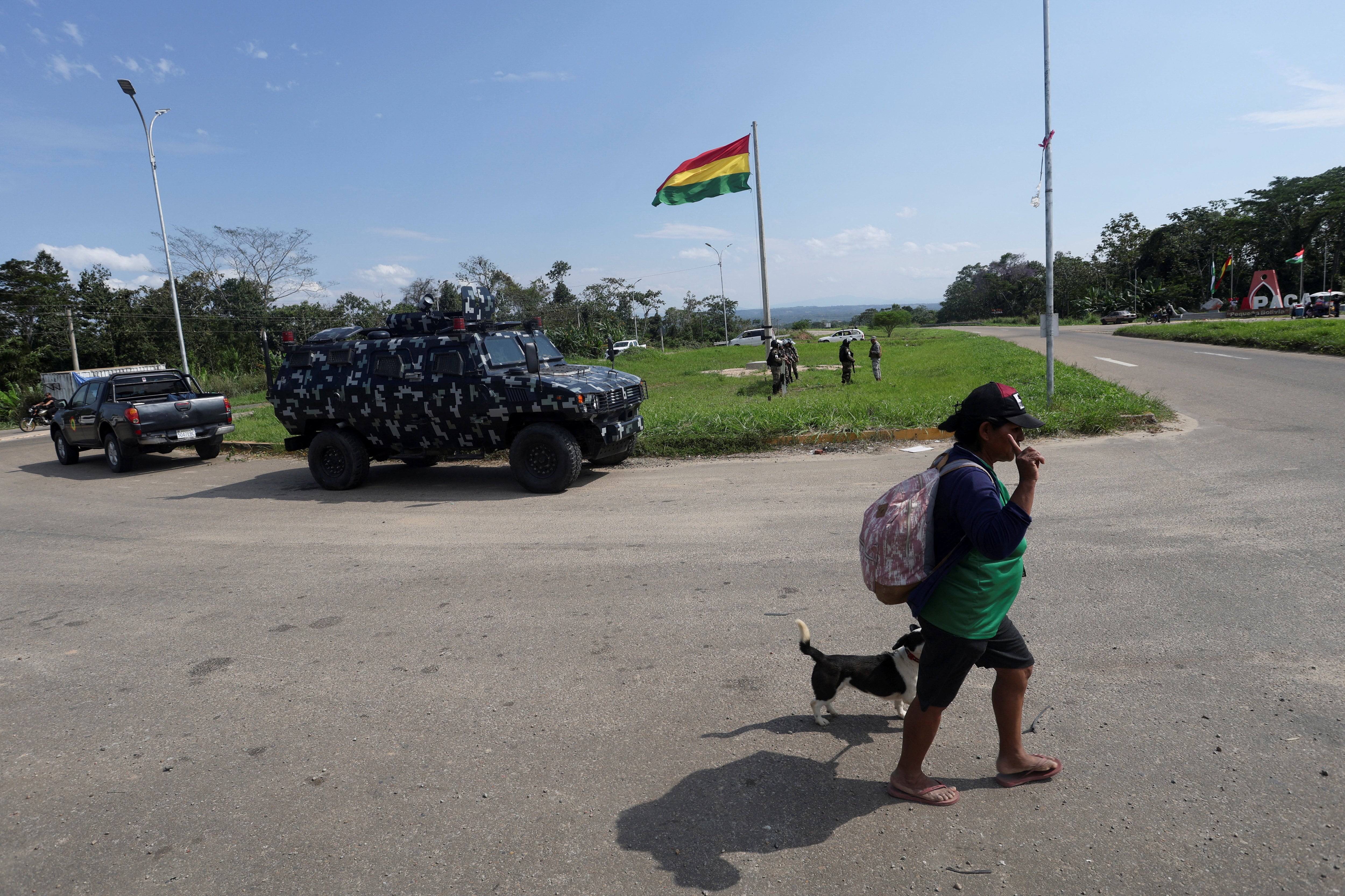Militares resguardan una carretera de Bolivia ante anuncios de bloqueos y protestas por el aumento del precio del diésel para los grandes consumidores (REUTERS/Ipa Ibanez)