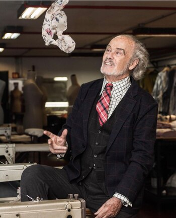 Gino Bogani preparando el vestuario