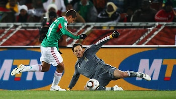 Chicharito se burla a Hugo Lloris en aquel juego de México vs Francia en el Mundial 2010.