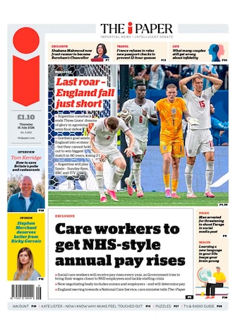 Portada de periódico con el titular principal "Last roar - England fall just short" y una imagen de tres futbolistas de Inglaterra en el campo de juego