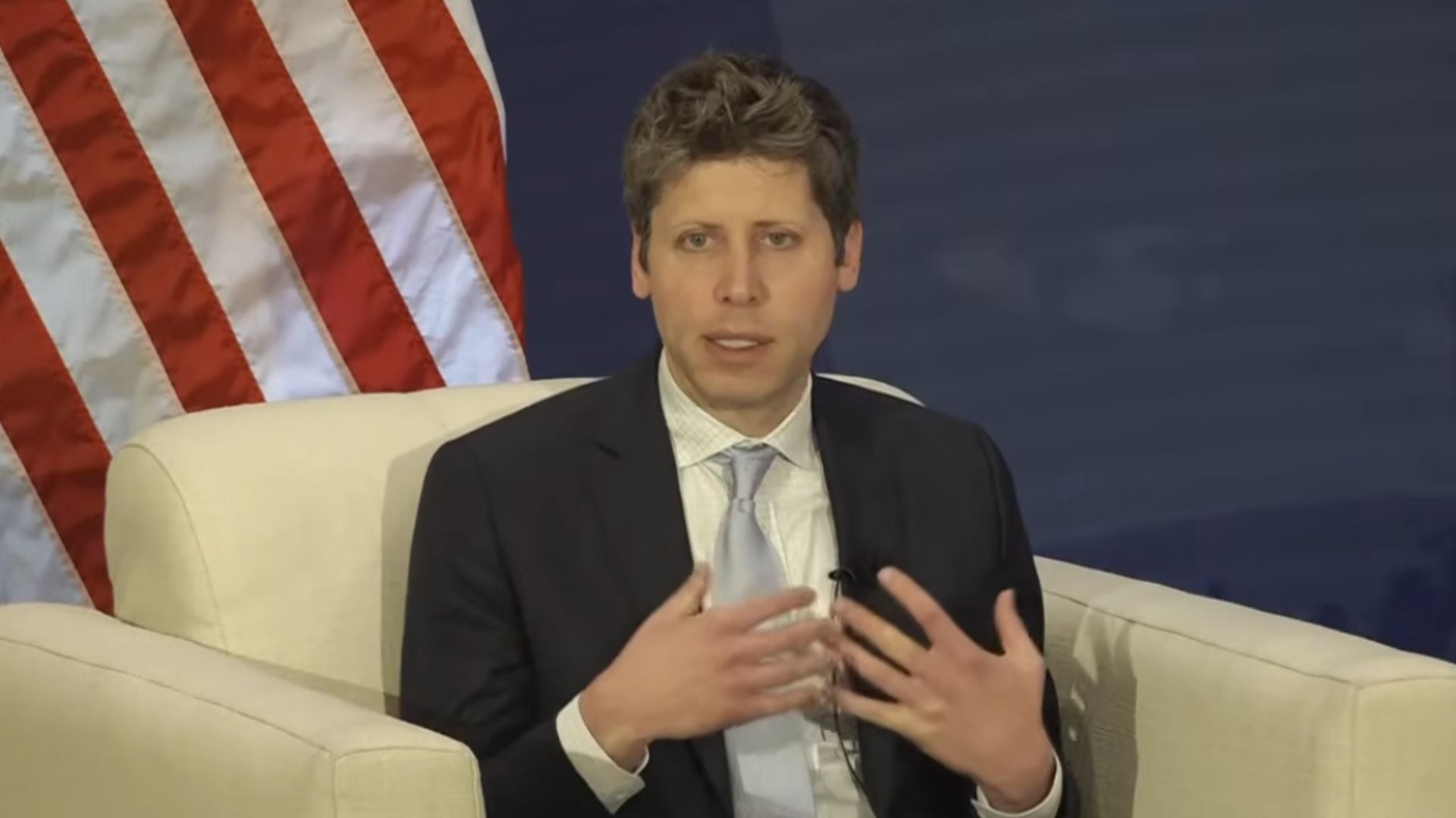 El director ejecutivo de OpenAI comparó la IA con la electricidad y afirmó que en una década estará integrada en productos y servicios sin ocupar el centro del debate (Captura video)