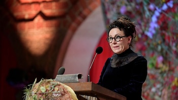 La Premio Nobel Olga Tokarczuk confesó que está escribiendo su nueva novela con I.A. y hay polémica