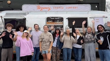 Una mujer compra un remolque