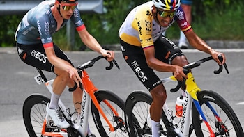 Egan Bernal, el “MVP” del Ineos: el emotivo reconocimiento de Arensman tras la etapa reina