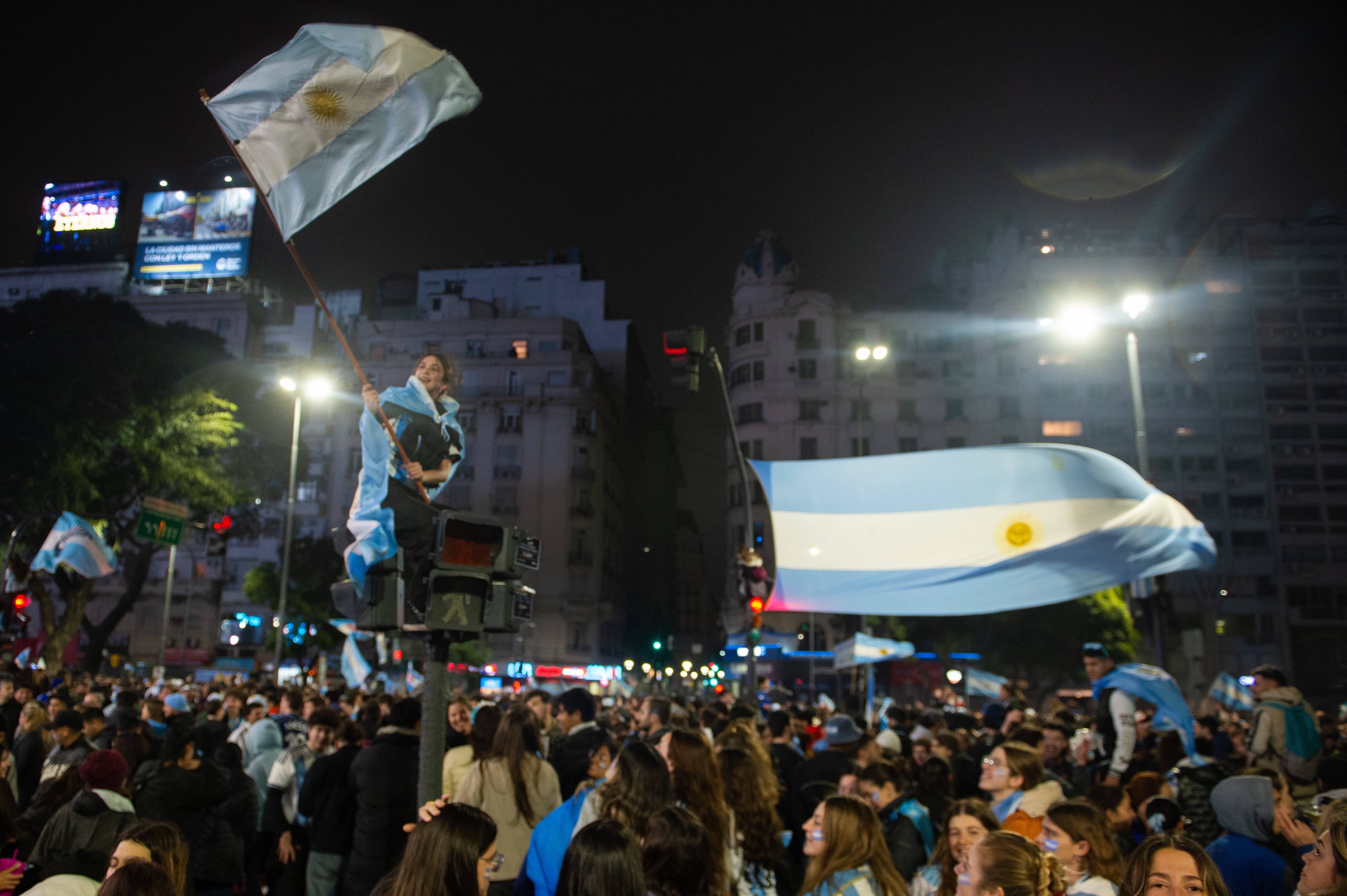 Banderas, fuegos artificiales y música a todo volúmen