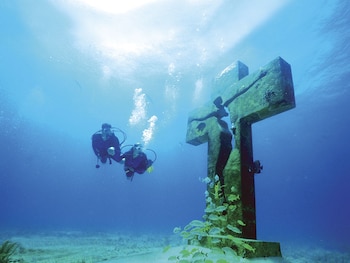El MUSA es un conjunto de esculturas sumergidas accesibles vía snorkel, listado por la Sectur entre los atractivos oficiales de la isla. (Imagen Ilustrativa Gobierno de México)