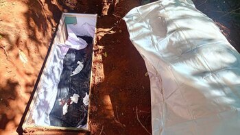 Entierran a un hombre por error en Tailandia y regresa con su familia 15 días después (Facebook: Nong Phayayom, Unidad de Rescate de Mae Chan)