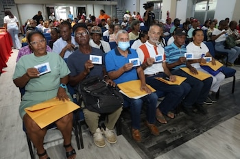Beneficiarios recibieron tarjetas de débito bancario para facilitarles las transacciones. (Mides)