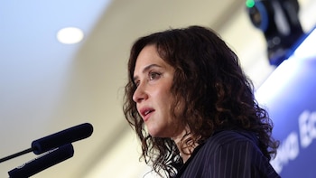 Ayuso censura a un Gobierno "desquiciado" que enfrenta "su semana más negra" con Zapatero como principal "ruina moral"