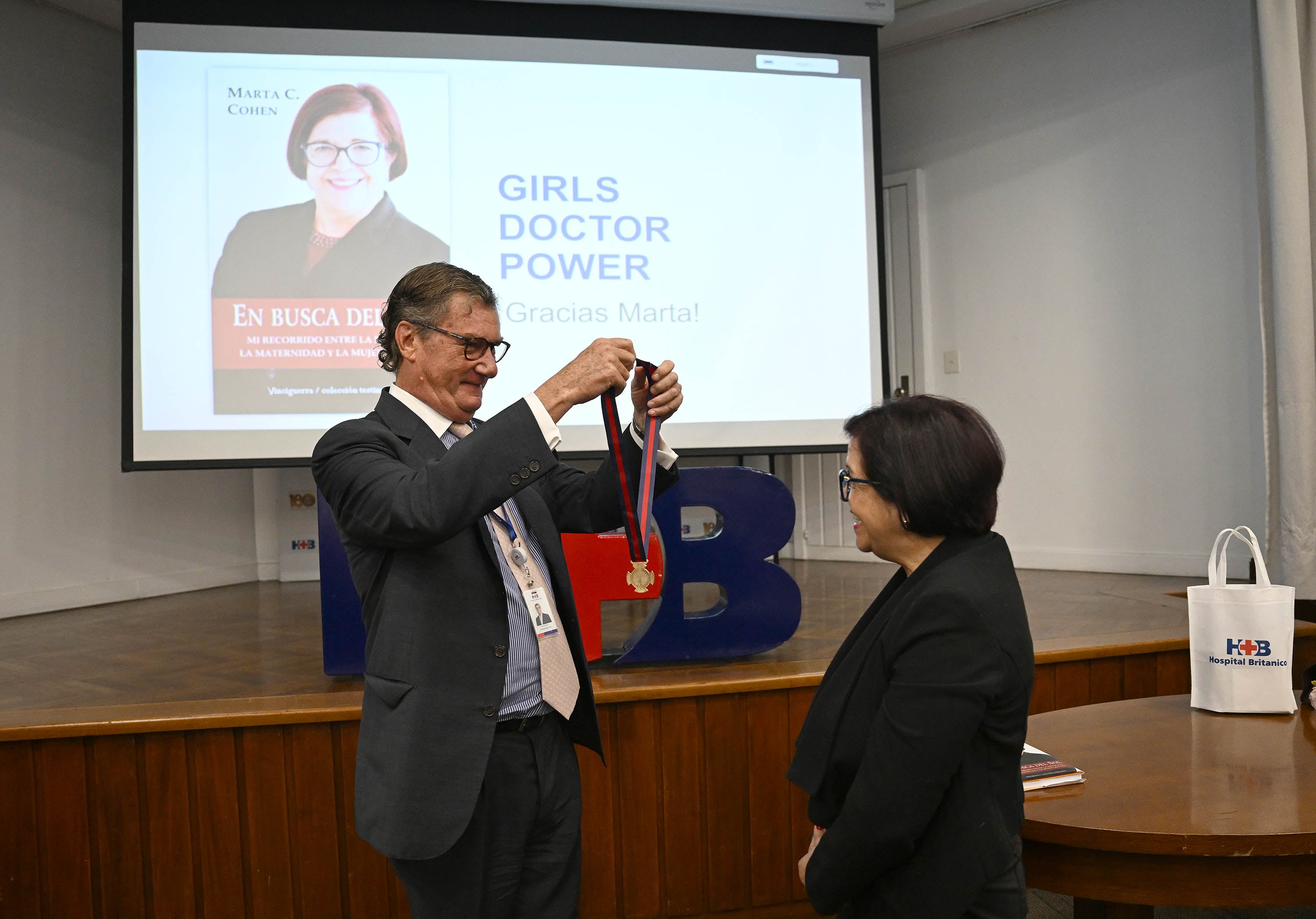Alan Arntsen le entregó a Marta Cohen la Medalla de Honor del Hospital Británico de Buenos Aires, reconocimiento a su trayectoria internacional en medicina y docencia