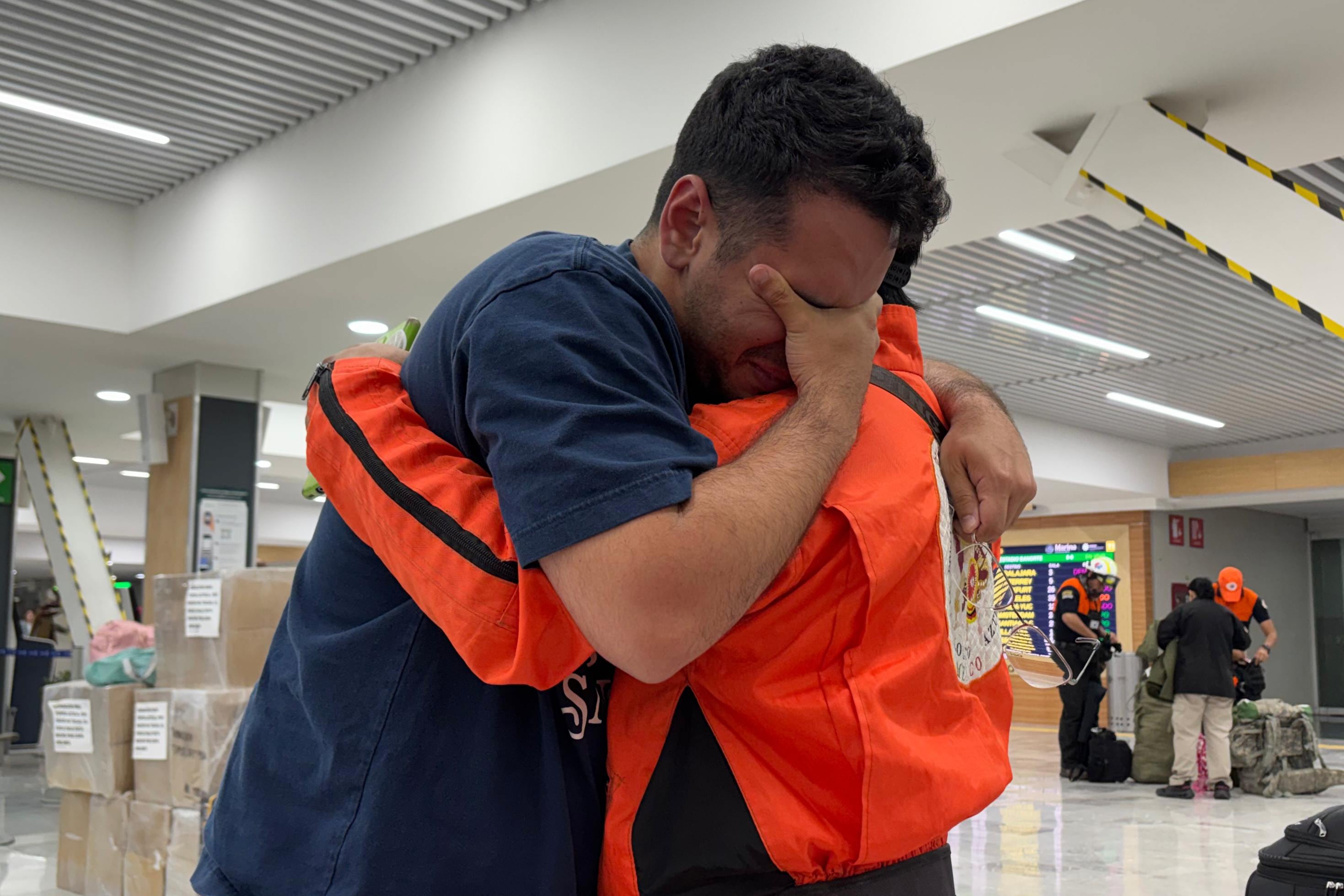 Pola Díaz Moffitt relata que el equipo mexicano llegó a Nueva York tras la reapertura del espacio aéreo y explica que los avances científicos ayudan a dar certeza a familias que aún esperan noticias. (AP Foto/Fernanda Pesce)
