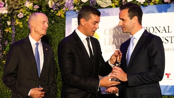 Santiago Peña, junto a Daniel