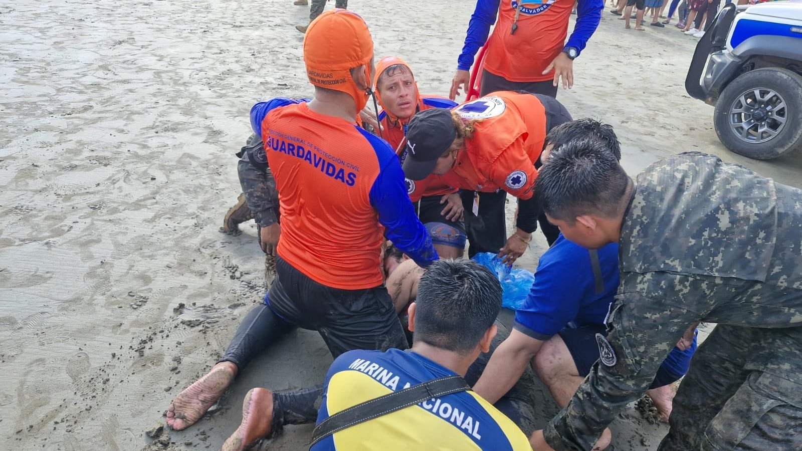 Once ciudadanos reciben atención urgente después de un percance en aguas de San Miguel Centro, dejando interrogantes sobre las causas del suceso y la respuesta de los organismos de ayuda (Foto cortesía Fuerza Armada)
