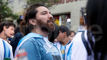 Final del Mundial 2026 en Lima: Hinchas peruanos y extranjeros con la camiseta de España y Argentina