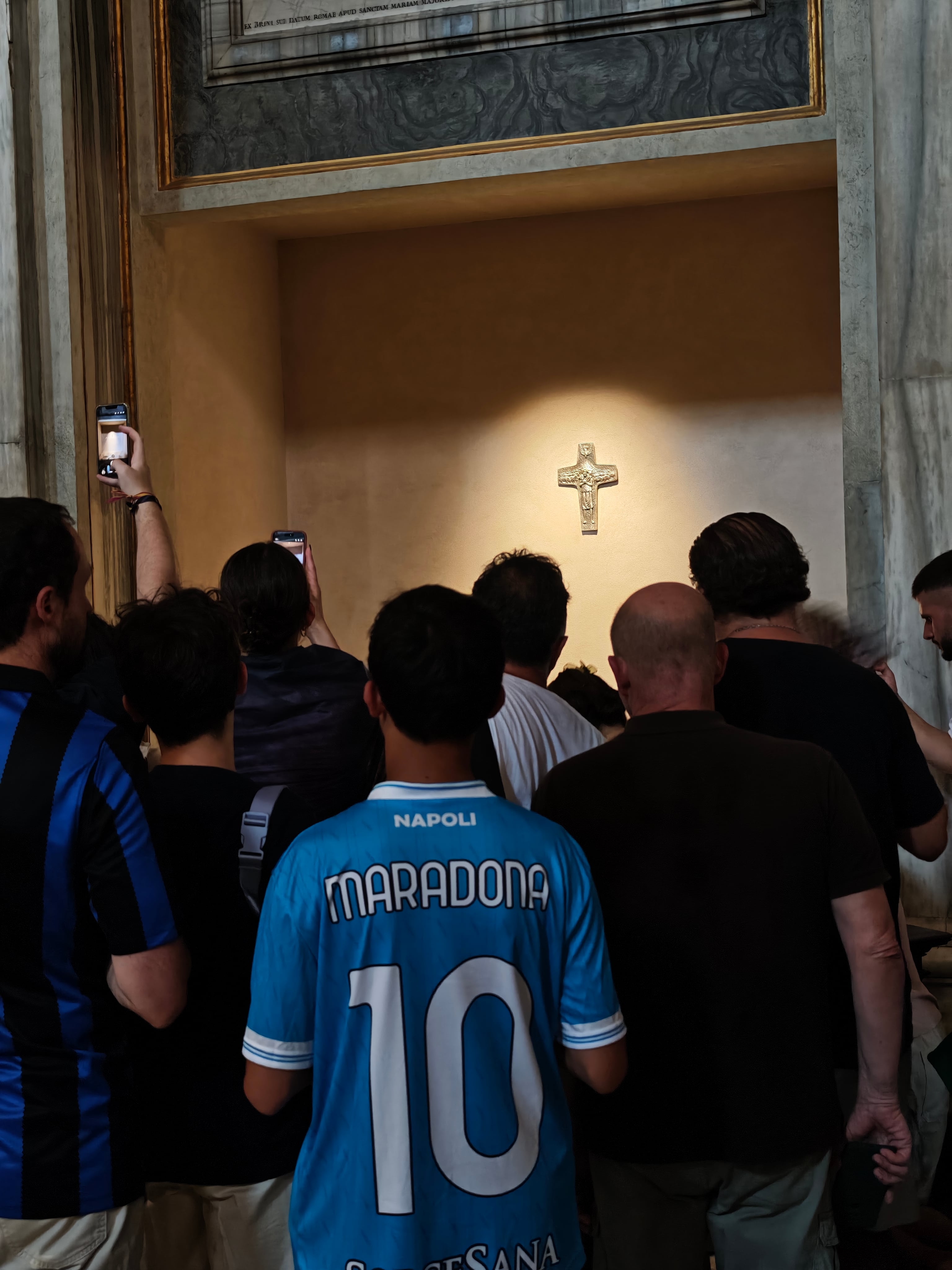 Un fanático con una camiseta de Diego Maradona de su etapa en el Napoli de Italia