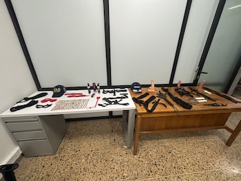 Dentro del equipaje del hombre