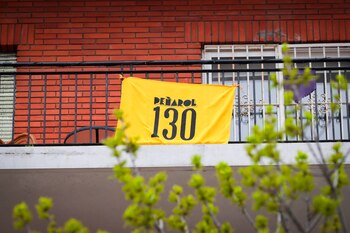 Fotografía de una bandera de Peñarol en un balcón durante la celebración de los 130 años del Club Atlético Peñarol hoy, en Montevideo (Uruguay). EFE/ Raúl Martínez