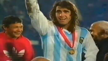 Con la medalla al cuello,