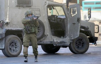 Un soldado israelí cerca al