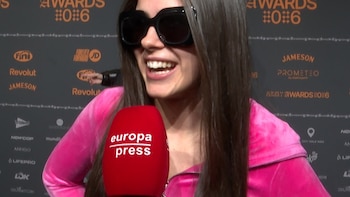 Mar Lucas le tiende la