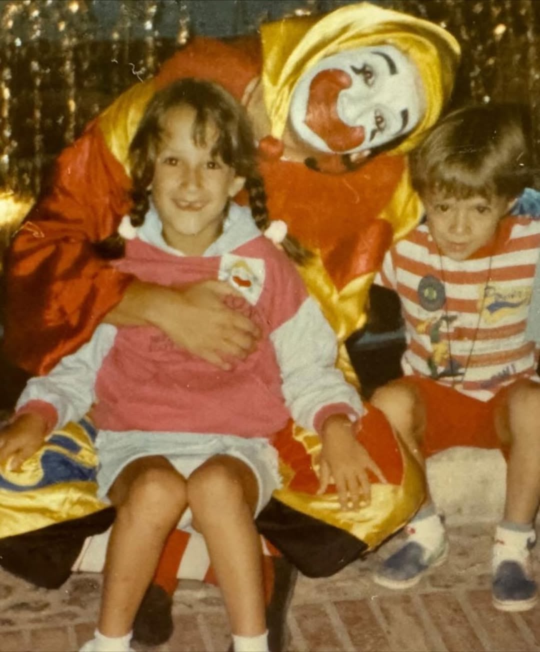 Piñón Fijo, caracterizado de payaso, posa con sus hijos Sol y Jerónimo, una niña y un niño, en una fotografía de archivo.