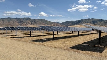 Con 105 megavatios de capacidad y 226,000 paneles solares, el Pastoria Solar Project se posiciona como el mayor acuerdo de energía renovable del Departamento de Recursos Hídricos de California (KBAK)