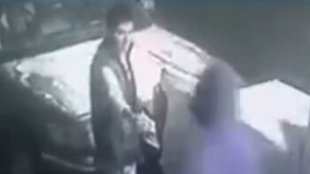 Captan en video a dos