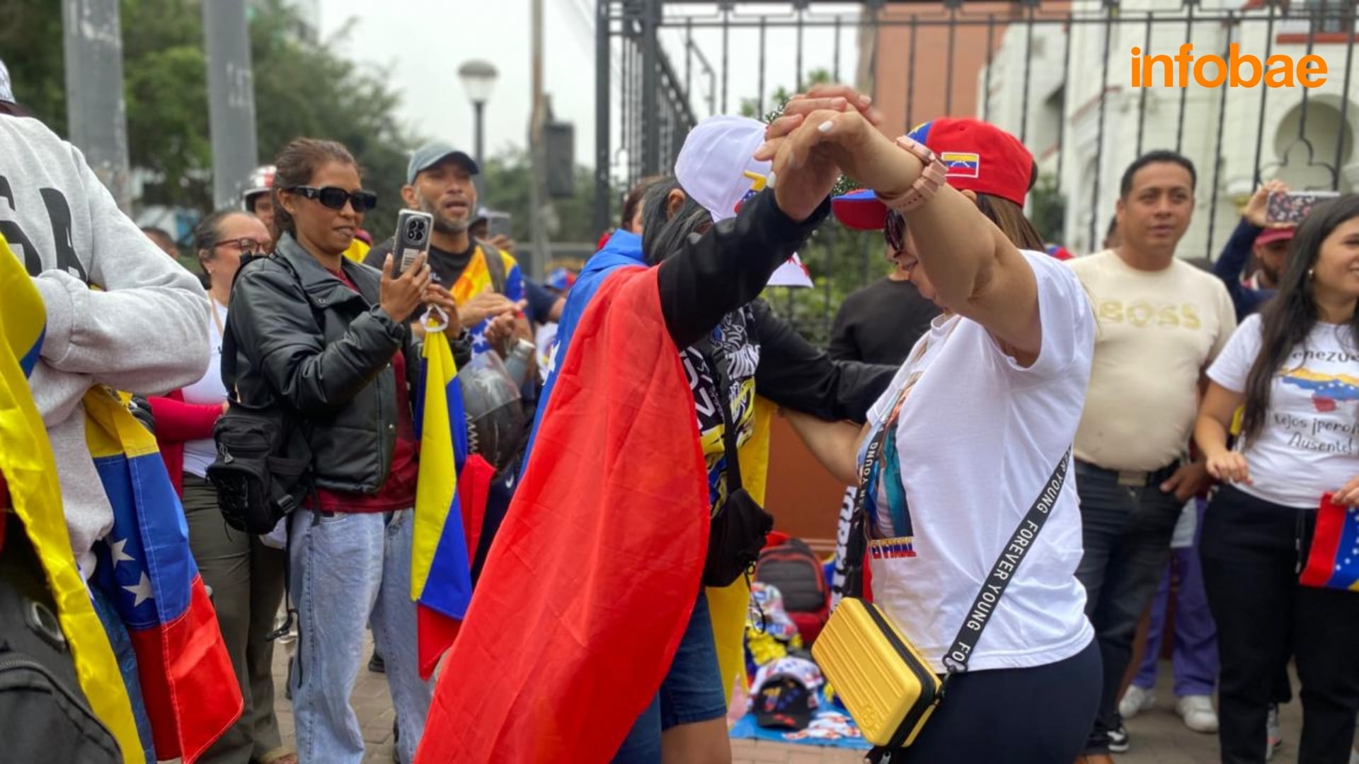 “Después de 27 años de opresión, al fin vemos esperanza”, comentaron asistentes mientras bailaban tonadas típicas de Venezuela. - Crédito: Infobae / Clara Giraldo