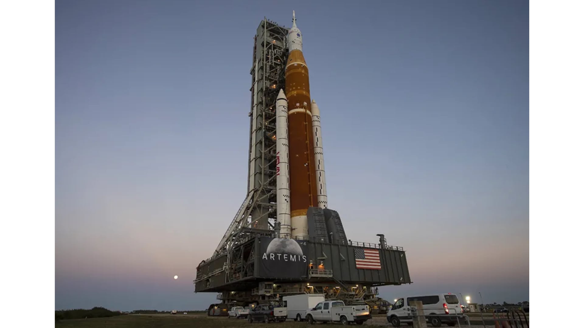 Con más de 98 metros de altura, el SLS supera a la Estatua de la Libertad y permite transportar hasta 27 toneladas métricas a la órbita lunar. (NASA)