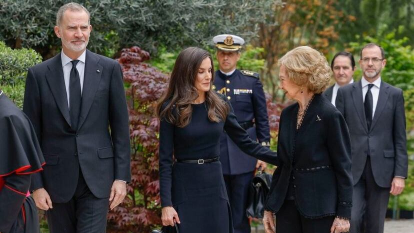 Los reyes de España con doña Sofía (EFE)