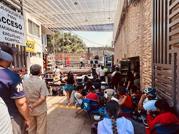 Tras pasar un periodo en Acoxpa y ver reducidas sus ventas considerablemente, los comerciantes y vendedores ahora mantienen la esperanza de ser reubicados en el mercado con un mejor establecimiento. (Foto: Raúl A. González/Infobae México)