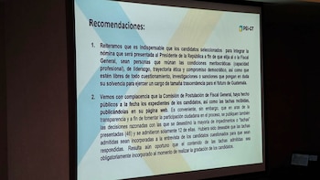 Una pantalla de proyección muestra un documento titulado "Recomendaciones" de PEI-GT, con texto detallado sobre criterios para candidatos en Guatemala