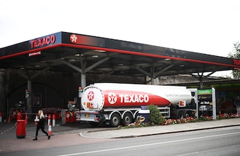 Un camión y una estación