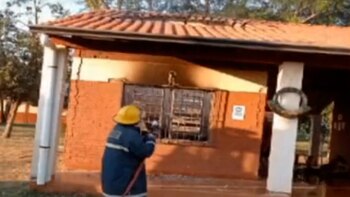 Los bomberos trabajando en la