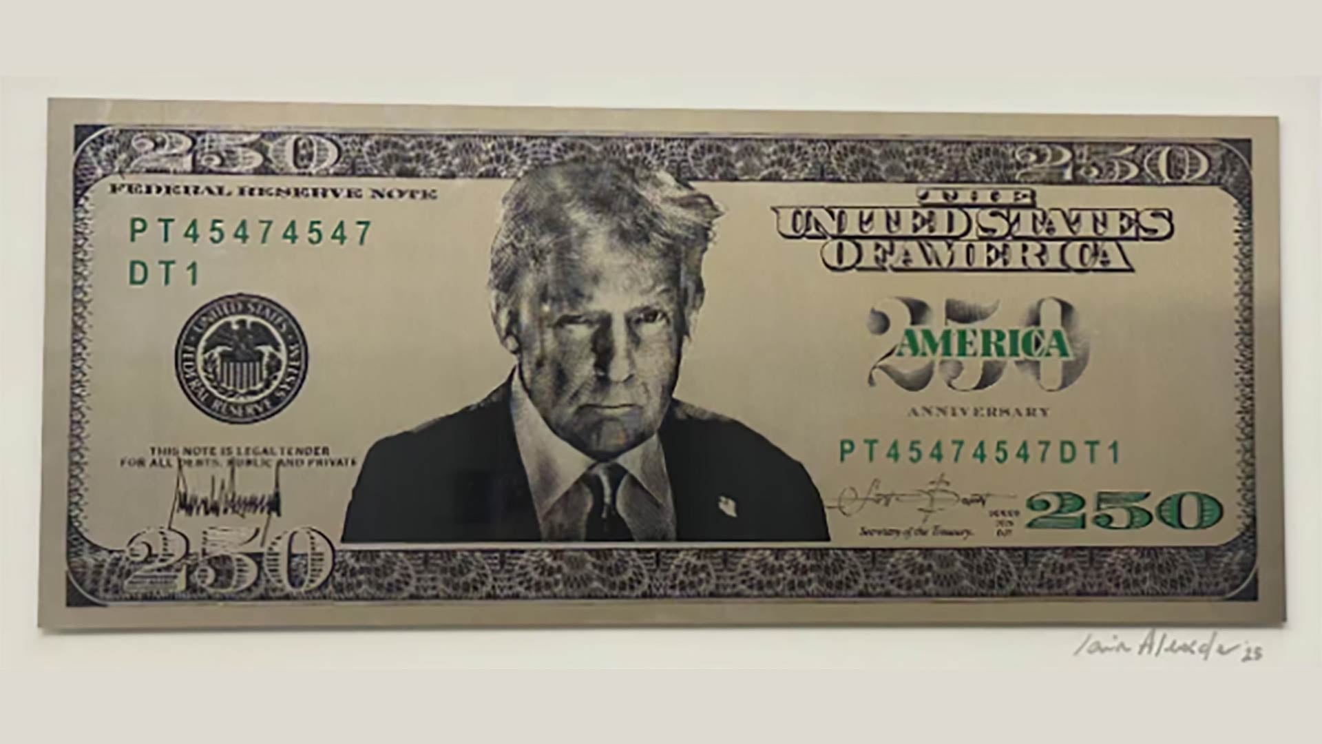 Un billete de 250 con el retrato de Donald Trump, notándose su diseño distintivo con referencias a un billete de la Reserva Federal y la firma del artista