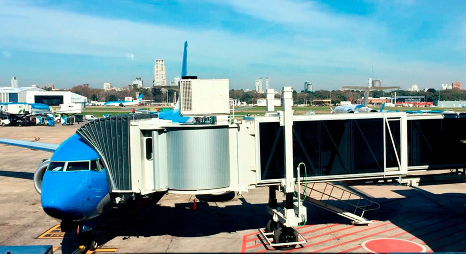 La norma eliminó la exclusividad de los aeropuertos a operar las mangas y pasarelas