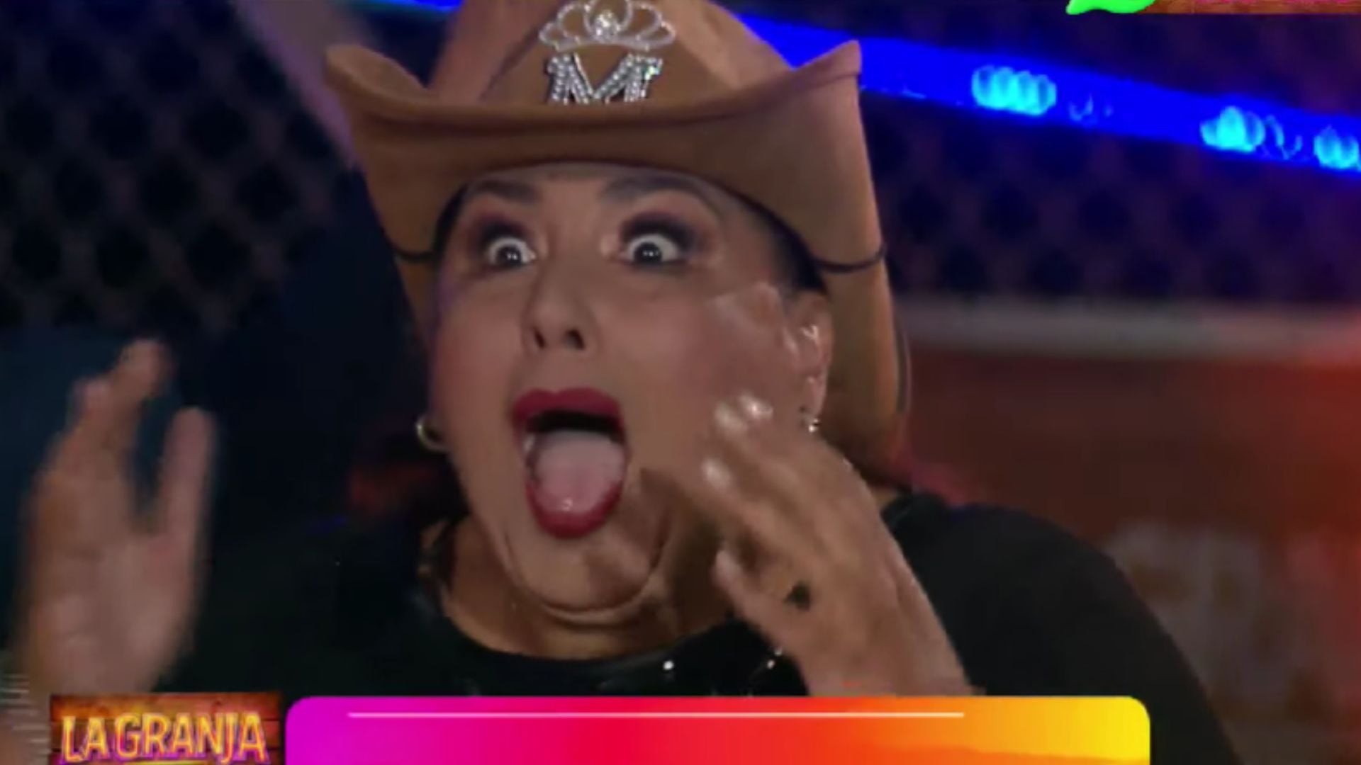 Mónica Torres recibe el mayor respaldo del público y celebra su permanencia en la competencia con un saludo a su pareja, Carlos Ayllón. YouTube: La Granja VIP