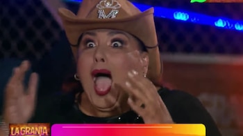 Mónica Torres recibe el mayor respaldo del público y celebra su permanencia en la competencia con un saludo a su pareja, Carlos Ayllón. YouTube: La Granja VIP