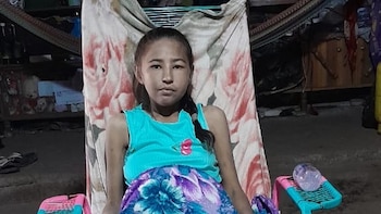 Una joven salvadoreña solicita apoyo